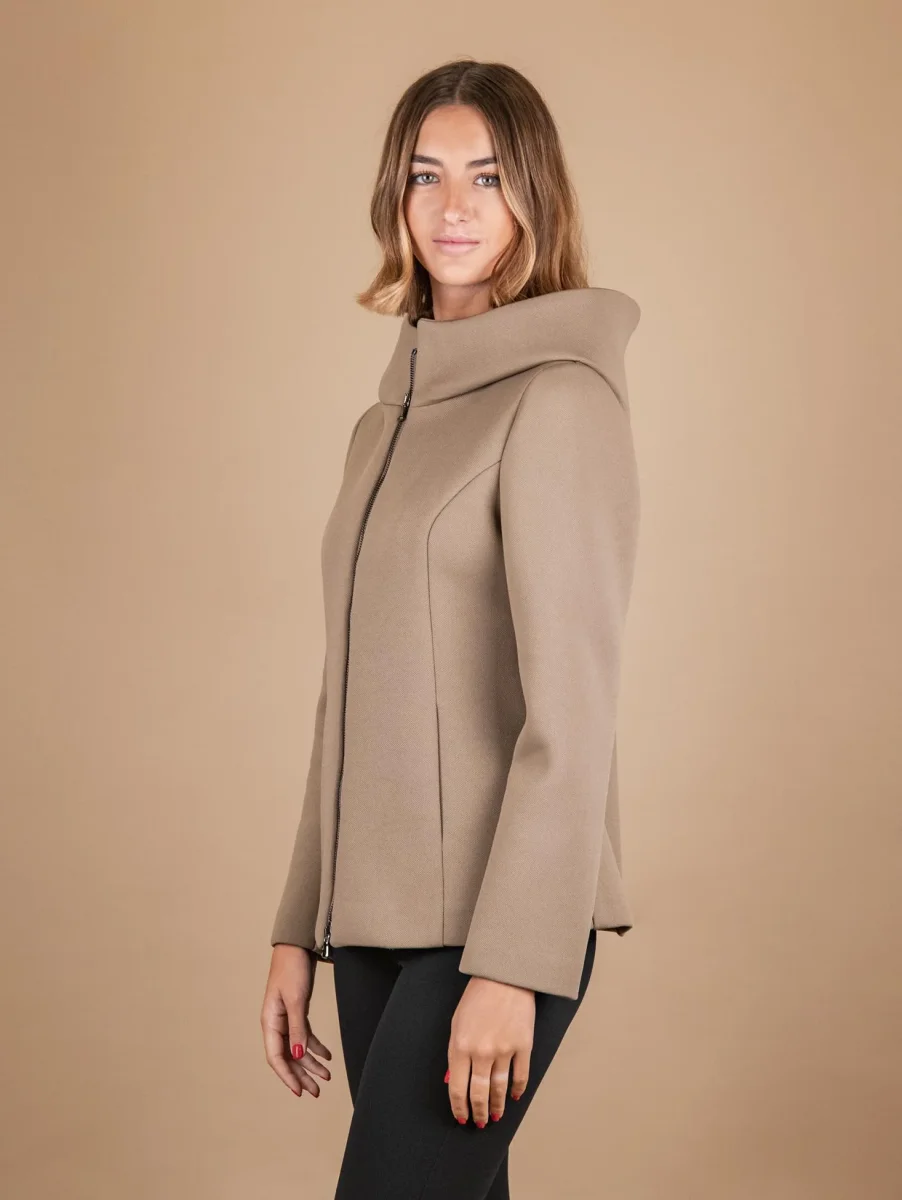 GIACCA TECNICA CON CAPPUCCIO E MAXI COLLO BEIGE - immagine 3