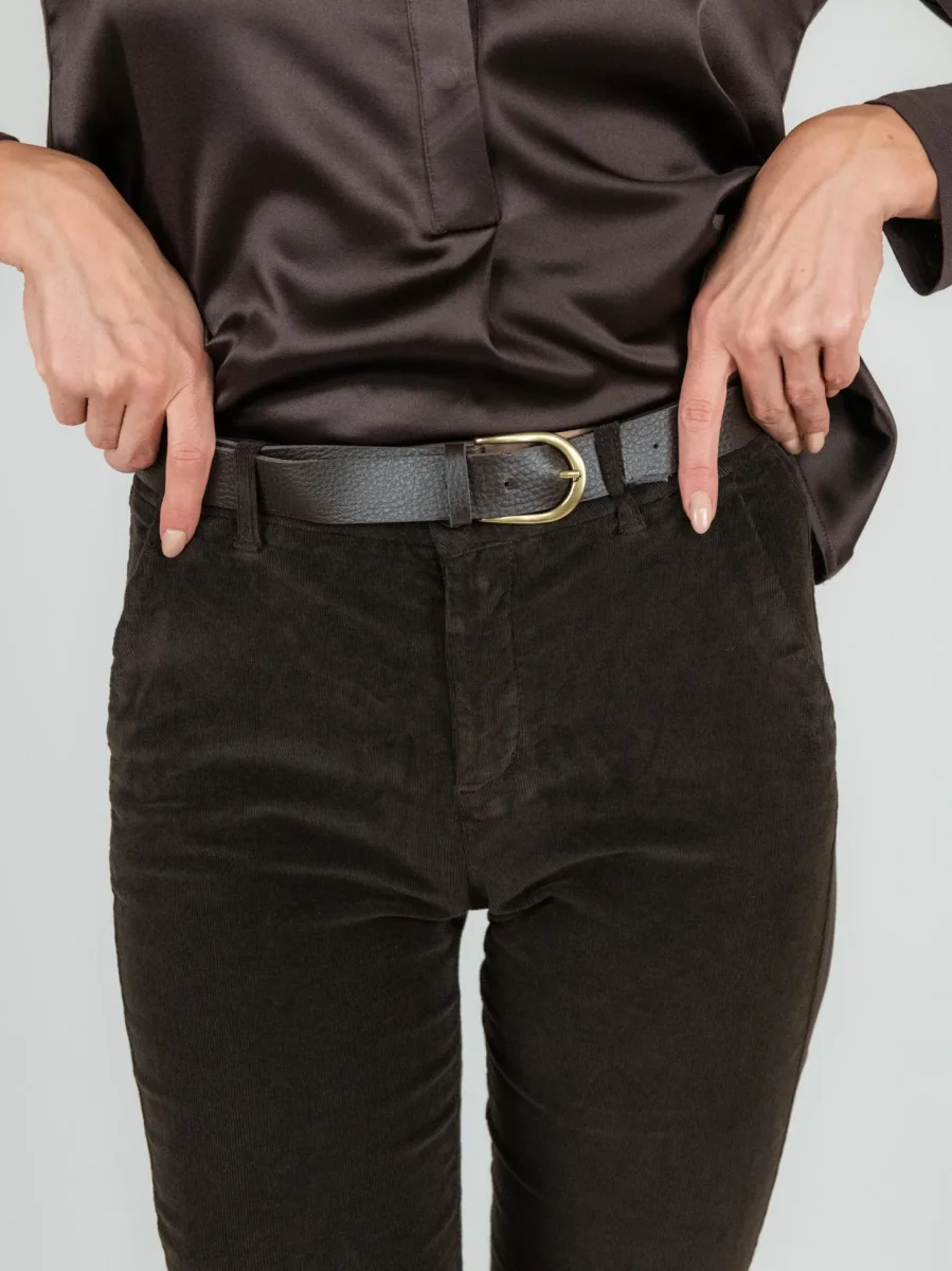 Pantalone a trombetta in velluto color marrone - immagine 5