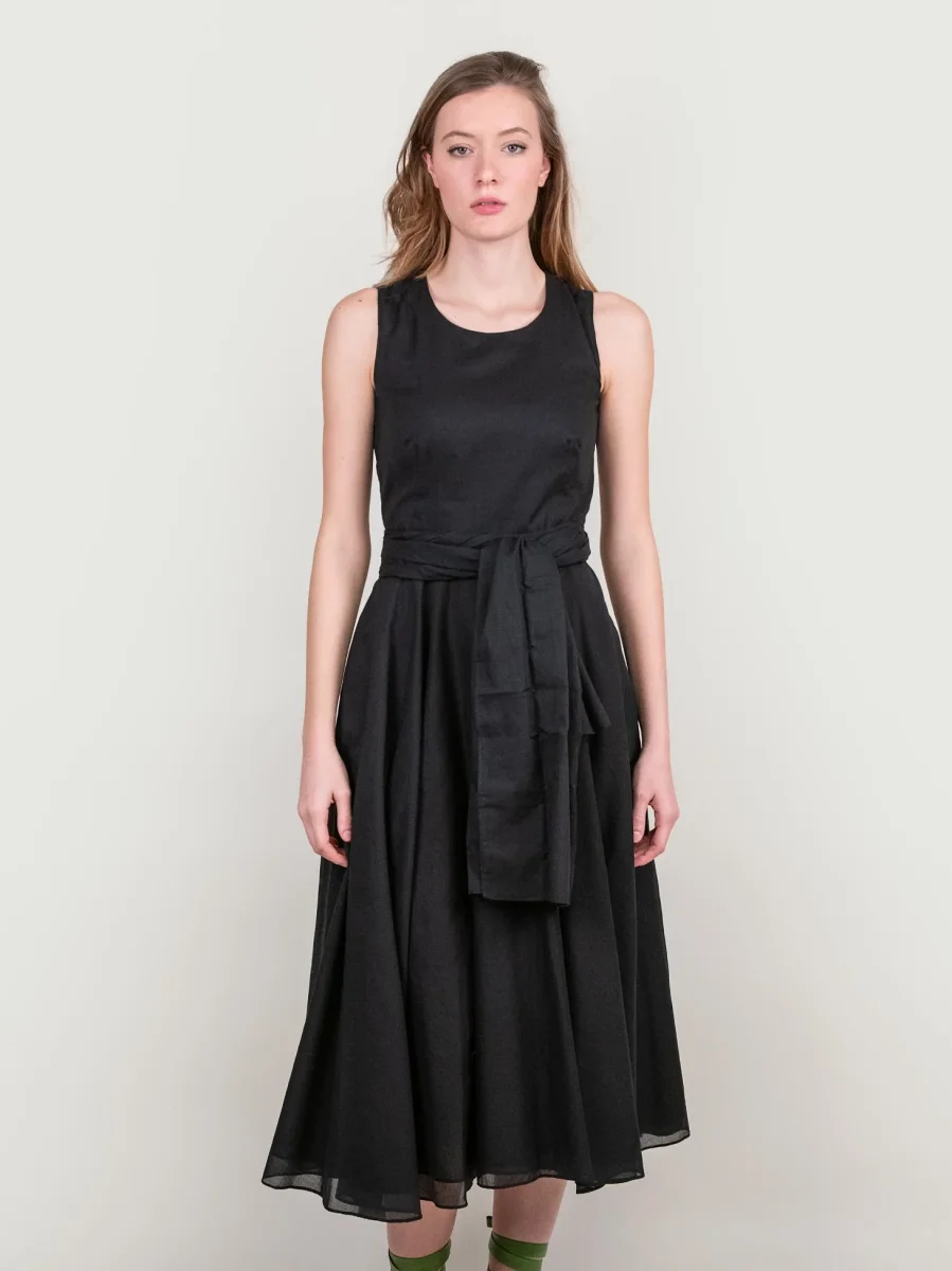 ABITO SMANICATO IN MUSSOLA DI COTONE NERO