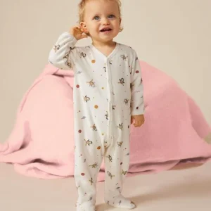 Pigiama bianco in velluto con stampa raffigurante un piccolo pinguino nello spazio