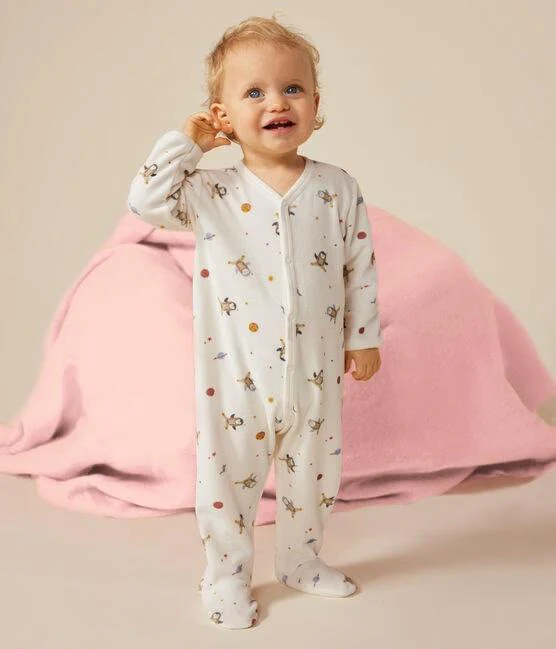 Pigiama bianco in velluto con stampa raffigurante un piccolo pinguino nello spazio