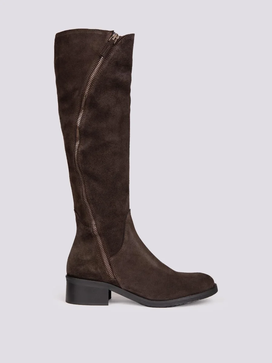 STIVALE ALTO CON ZIP ASIMMETRICHE IN CAMOSCIO MARRONE