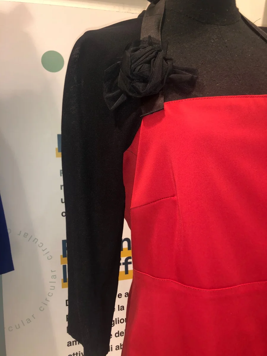 Abito rosso e nero - immagine 3
