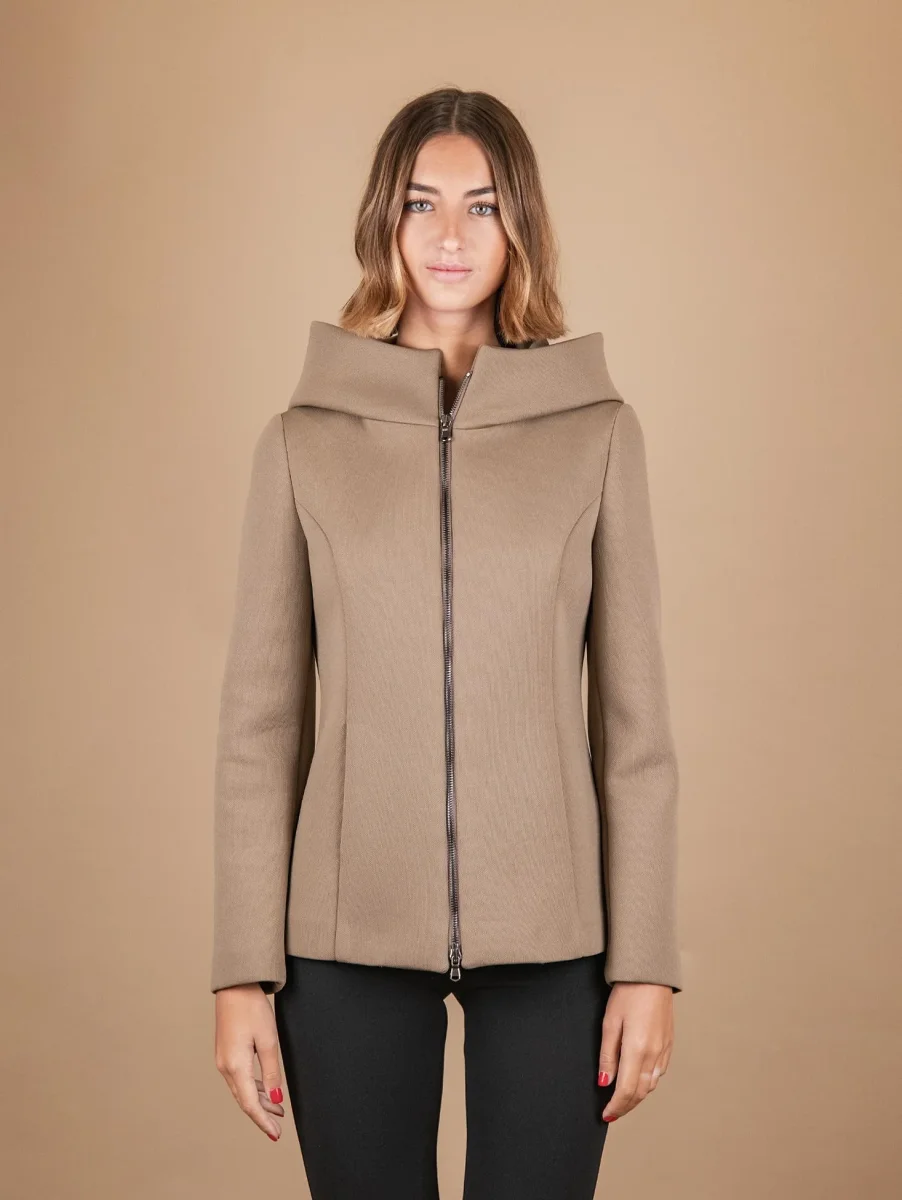 GIACCA TECNICA CON CAPPUCCIO E MAXI COLLO BEIGE