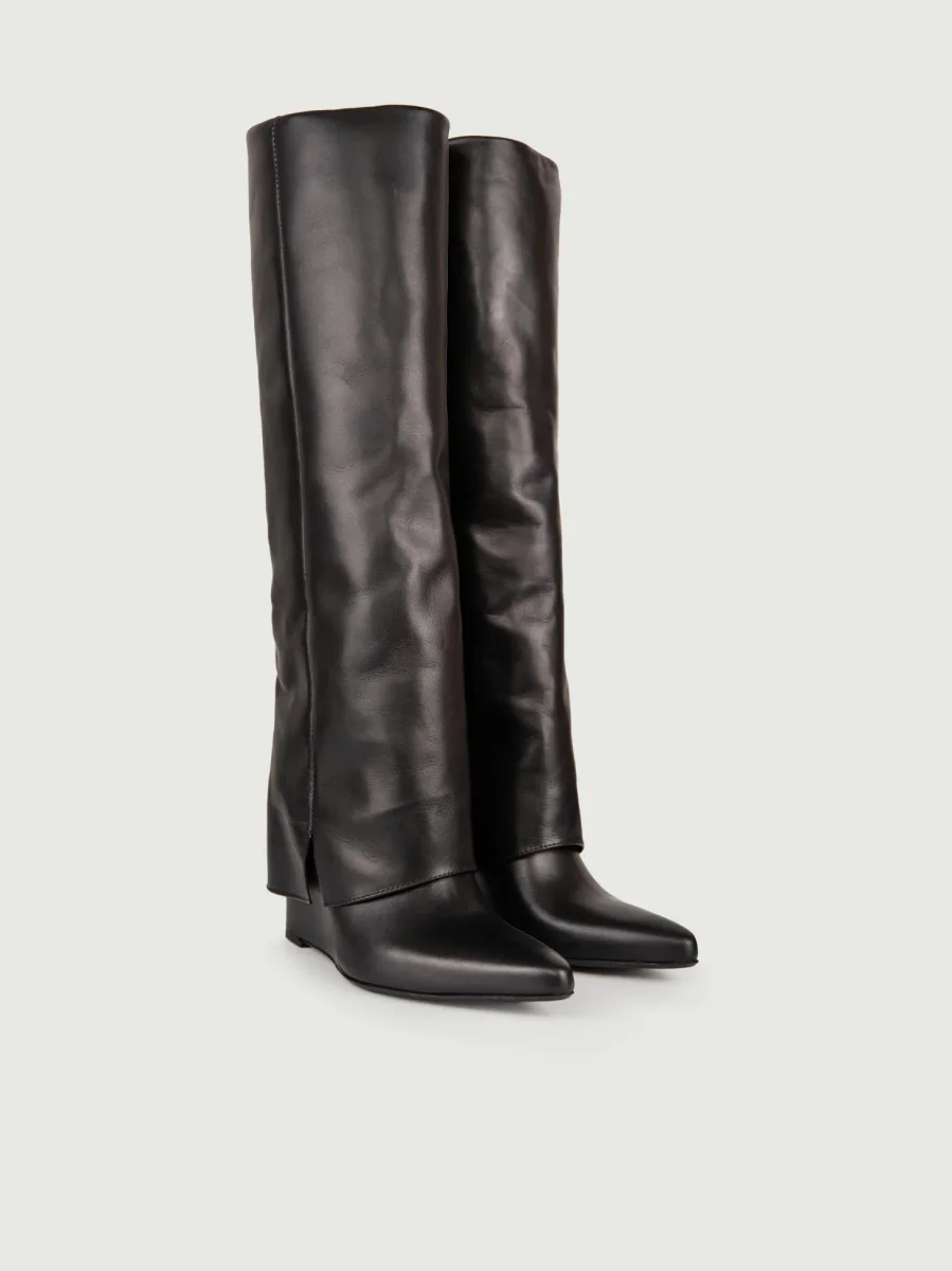 STIVALE IN PELLE NERA CON MAXI RISVOLTO - immagine 3