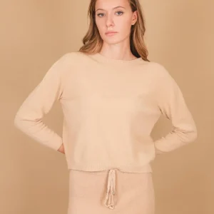 GIROCOLLO IN MAGLIA BEIGE CON MICRO SPACCHI LATERALI