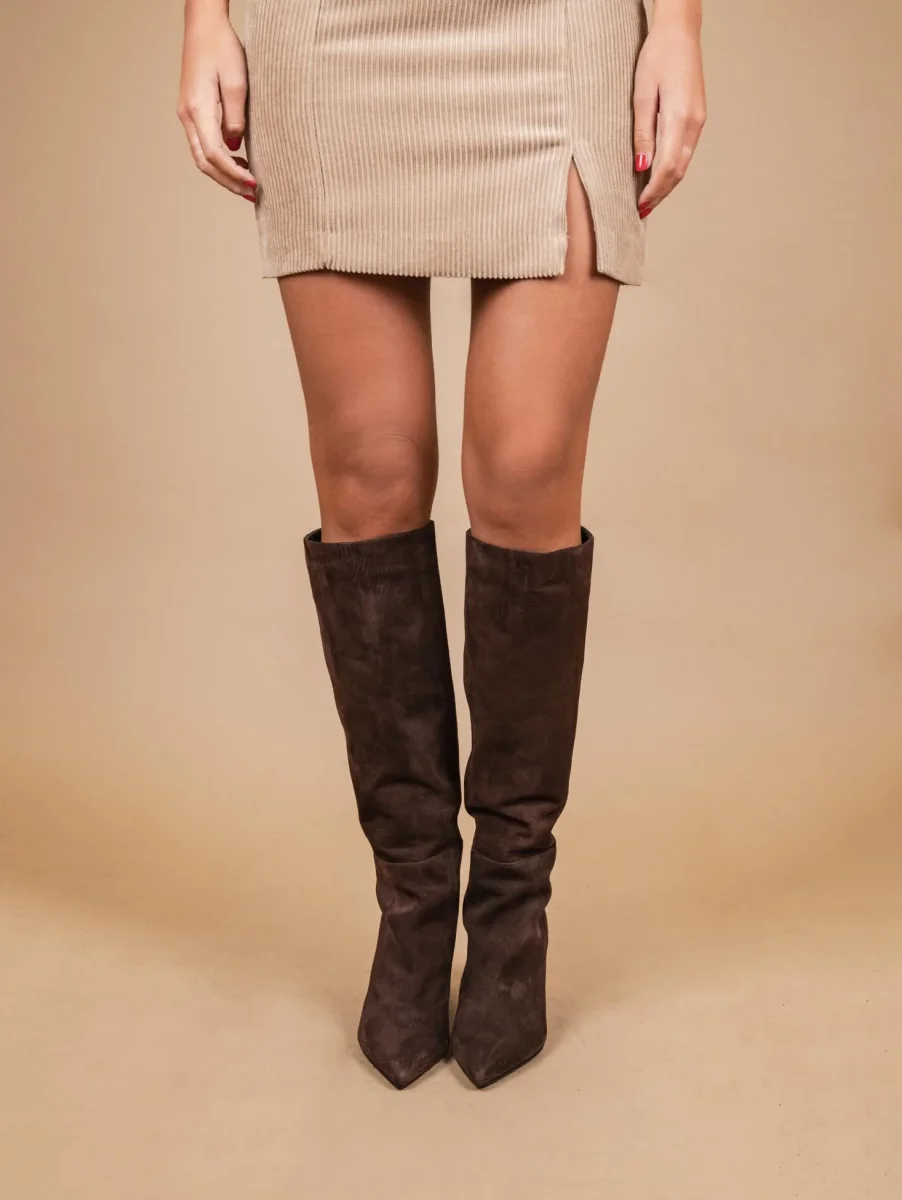 STIVALE A PUNTA CON TACCO IN CAMOSCIO MARRONE - immagine 6