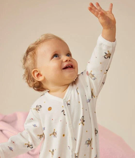 Pigiama bianco in velluto con stampa raffigurante un piccolo pinguino nello spazio - immagine 3