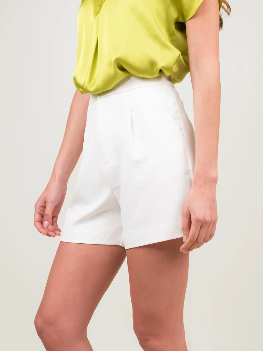 SHORTS MIDI BIANCHI A VITA ALTA CON TASCHE - immagine 3