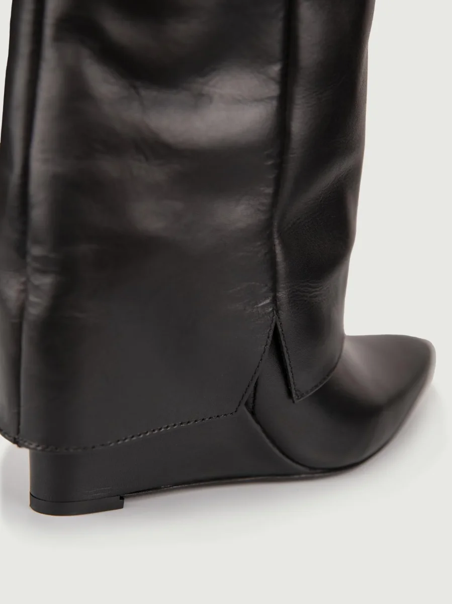 STIVALE IN PELLE NERA CON MAXI RISVOLTO - immagine 5