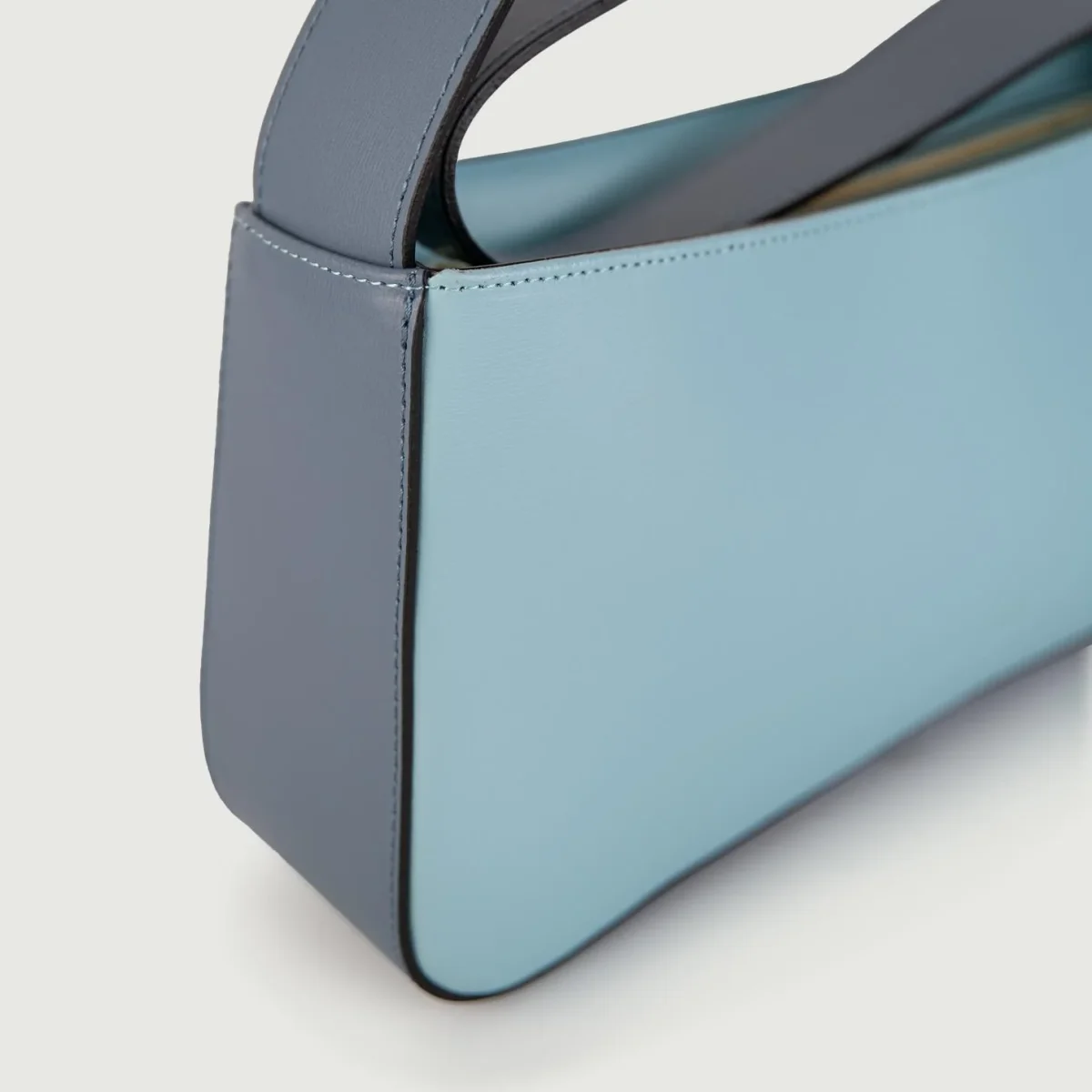 BORSA A SPALLA SEVENTY IN PELLE BICOLORE AZZURRO E BLU - immagine 4