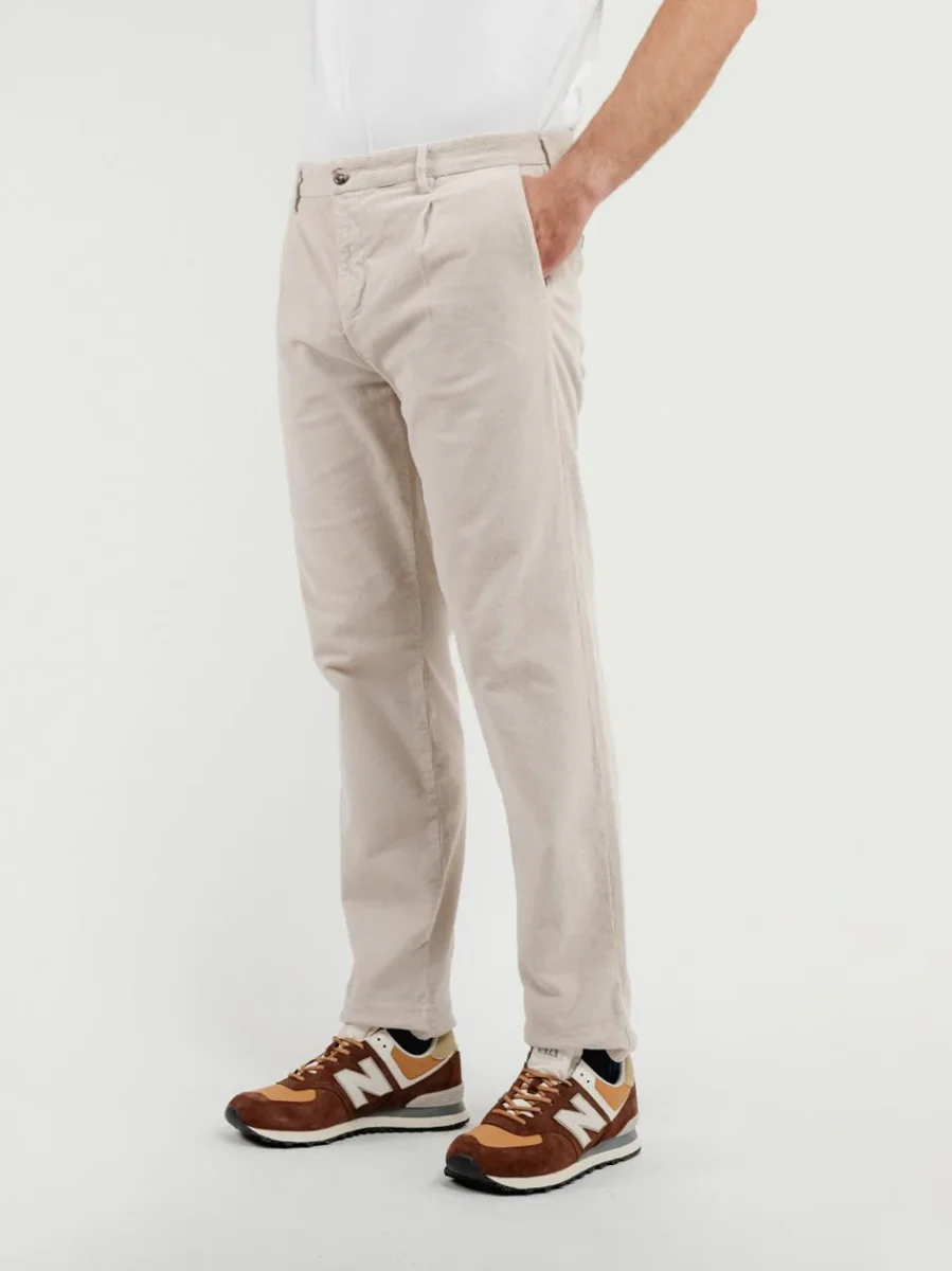 PANTALONE CON PENCES IN VELLUTO BURRO - immagine 4